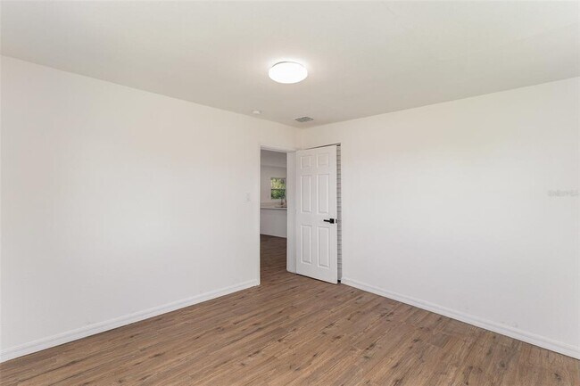 Building Photo - 833 N Suwannee Ave