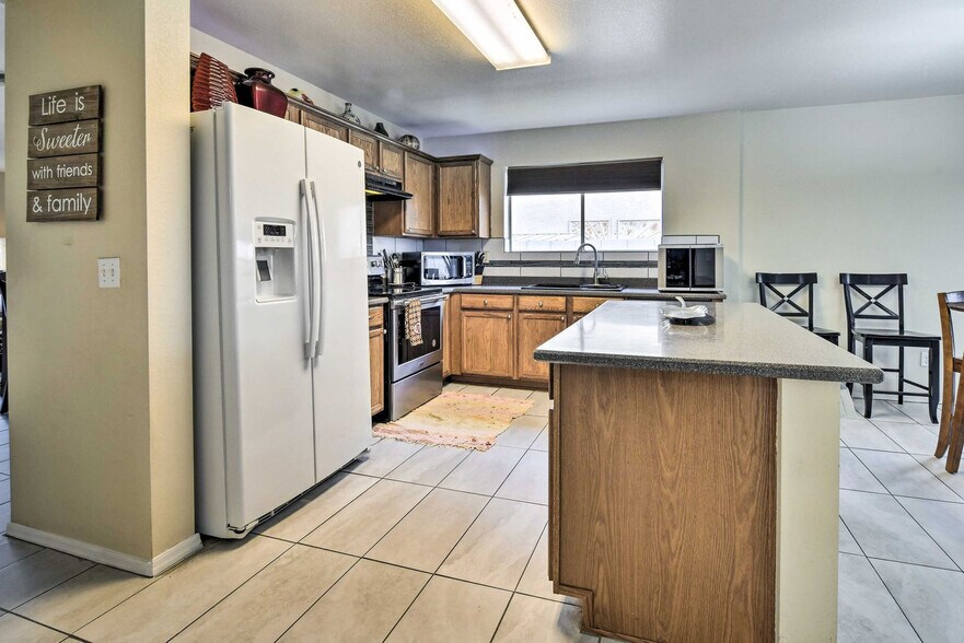 Building Photo - 1840 N Parkside Ln