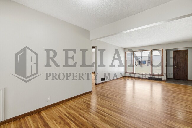 Building Photo - 2242 S Ridgewood Dr