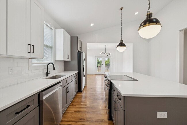 Building Photo - Beautifully Remodeled Home Just Minutes From Downtown Nashville