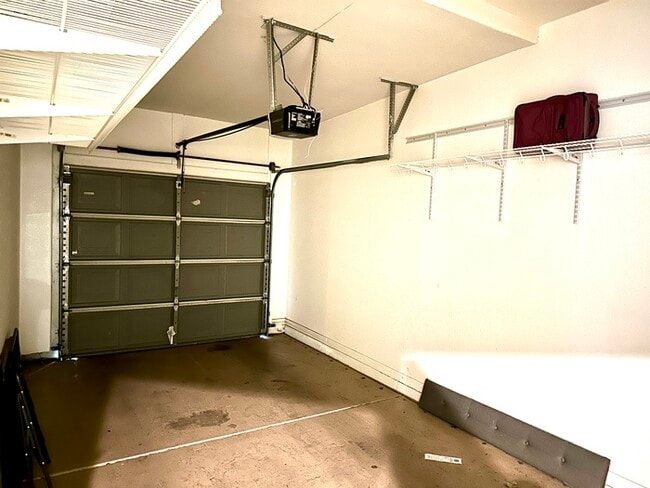 Building Photo - Gorgeous 2 bedroom / 2 bath condo in The Enclave