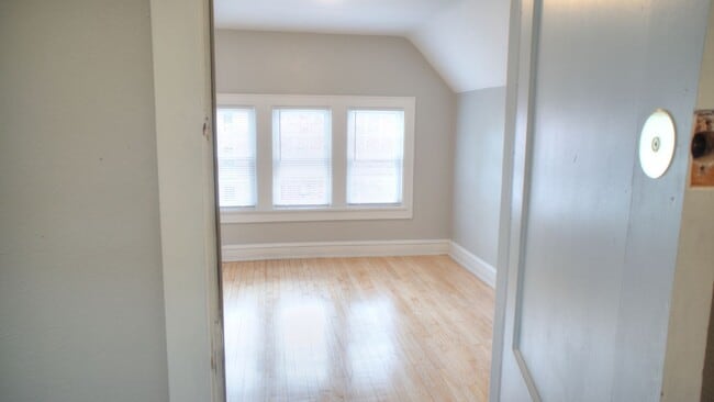 Building Photo - Murray Upper Flat