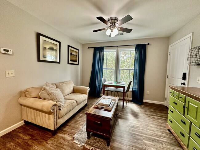 Building Photo - Downtown Living in The Heart of The Promen...