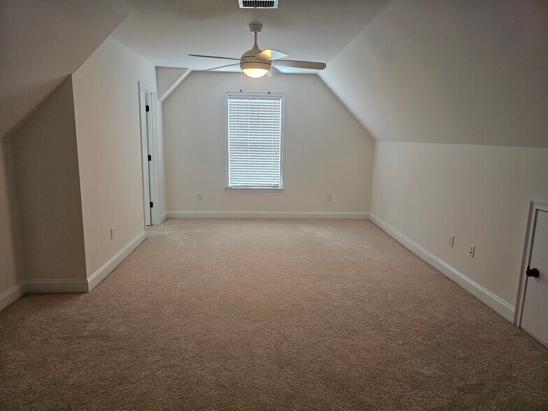 Building Photo - 212 Medford Dr