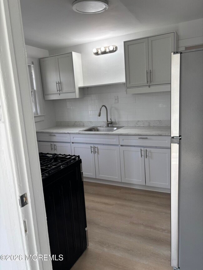 Building Photo - 68 Maple Ave