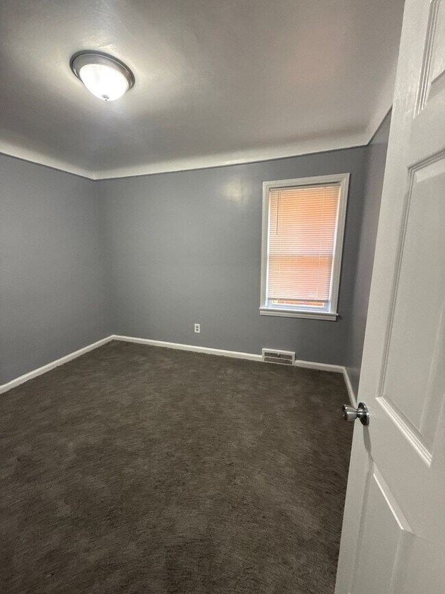 Building Photo - 3 Bedroom Home In Detroit