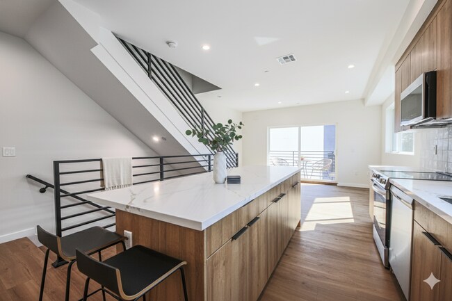 Building Photo - 2129.2 Aaron St