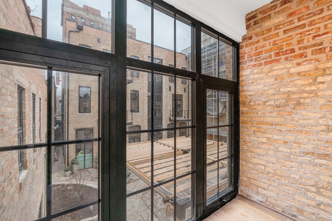 Building Photo - 1810 N Wells St