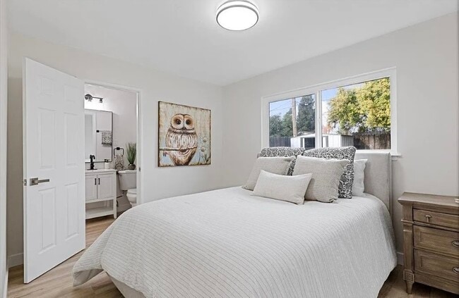 Building Photo - FOR RENT