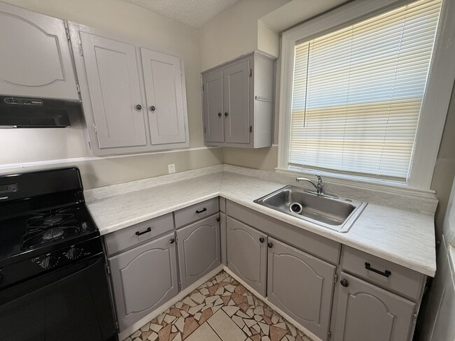 Building Photo - 1621 Glenview Ave