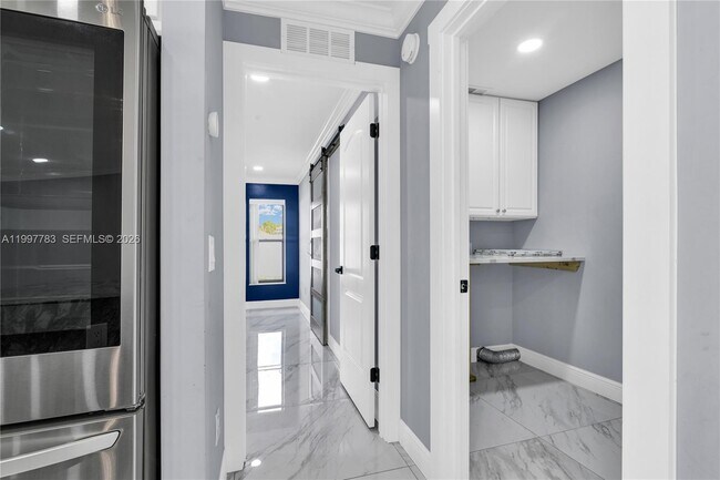 Building Photo - 702 NW Orchid St