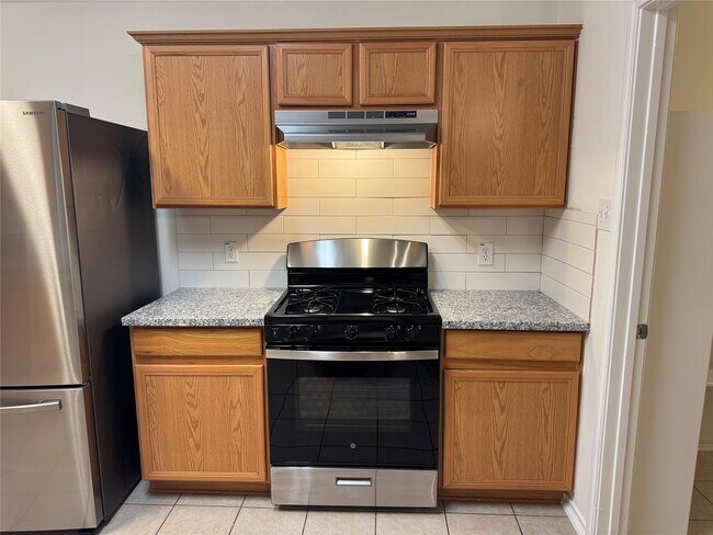 Building Photo - 10 Druids Glen Pl