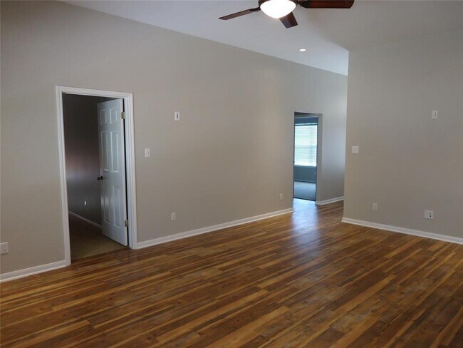 Building Photo - 1404 Peachtree Valley Dr