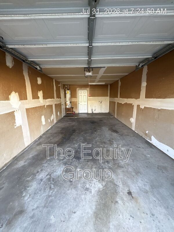 Building Photo - 547 E Tulare Ave