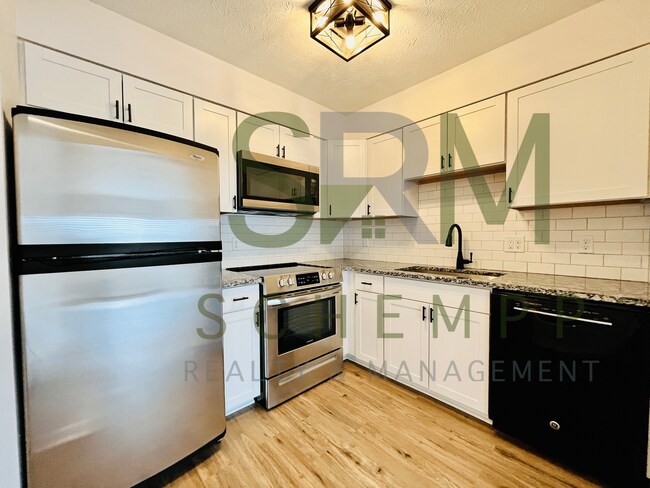 Building Photo - Remodeled one bedroom condo off Gardiner Lane with pool access