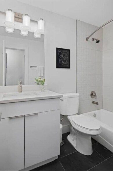 Building Photo - 1136 Crescent Ave NE