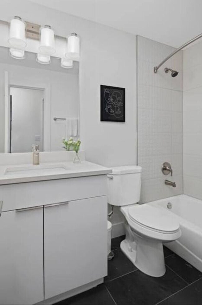 Building Photo - 1136 Crescent Ave NE