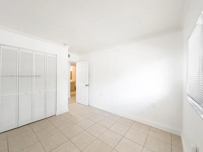 Building Photo - 1201 Lake Victoria Dr