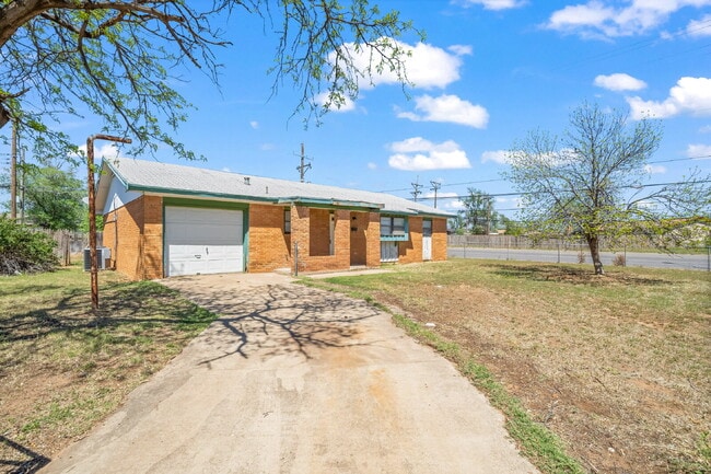 Building Photo - Updated Home w/ Large Backyard, Minutes fr...