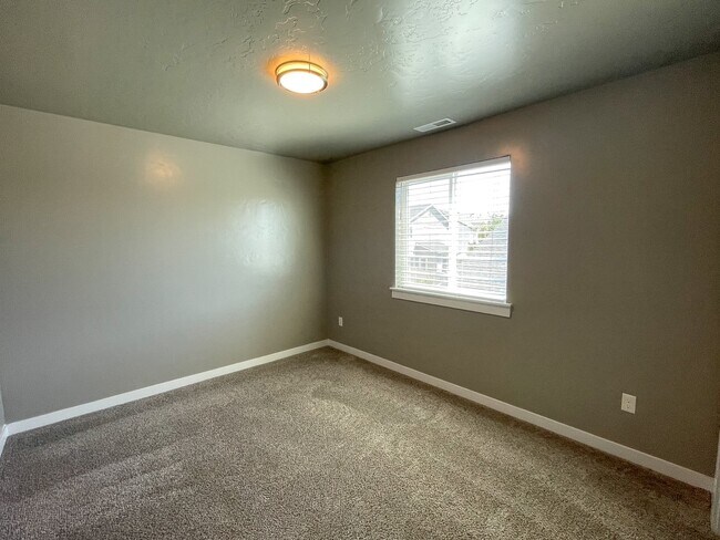 Building Photo - 2592 E Blackstone Dr