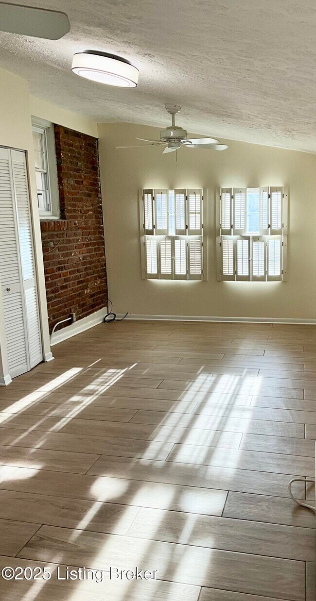 Building Photo - 7913 Greenway Dr