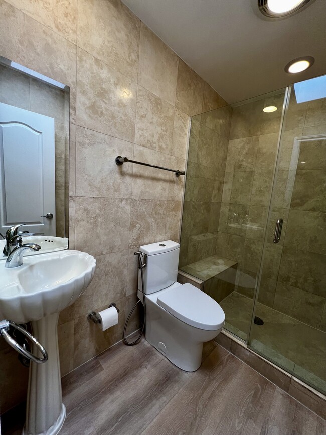 Building Photo - 7505 Hampton Ave