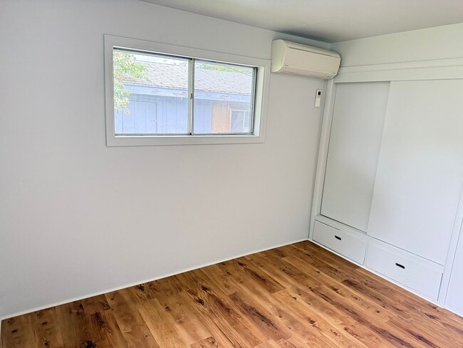 Building Photo - Huge 4 bedroom 2 bath house!