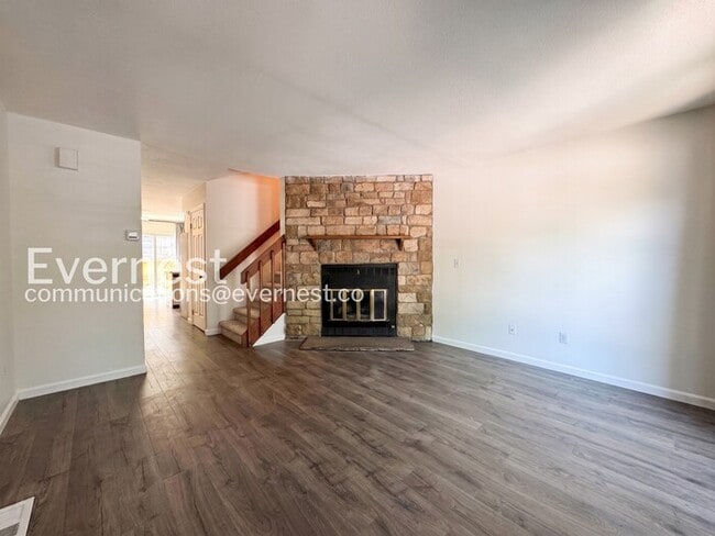 Building Photo - 3 Bed/2.5 Bath Townhome with Fenced Yard / Available Now!