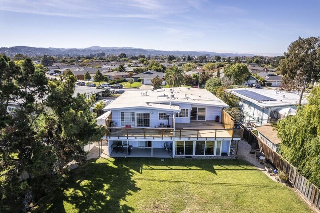 Building Photo - 3335 Los Prados St