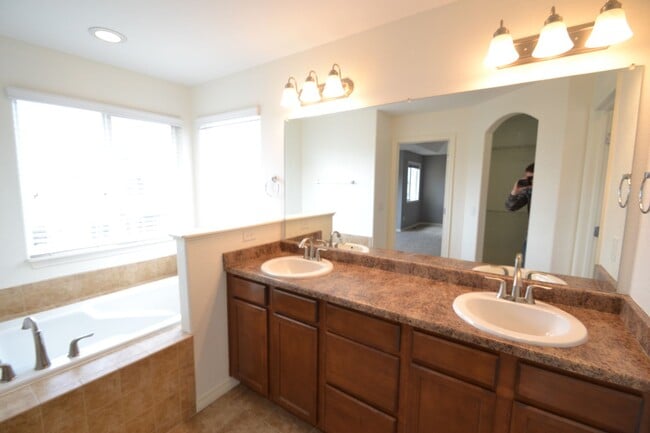 Building Photo - 5 Bed 3.5 Bath 3 Car Garage with AC