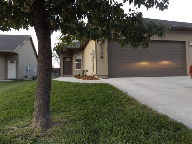 Building Photo - Spacious 3 Bedroom, 2 Bathroom Duplex with Two Car Garage and Fenced Yard!