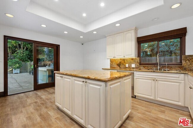 Building Photo - 2108 San Ysidro Dr