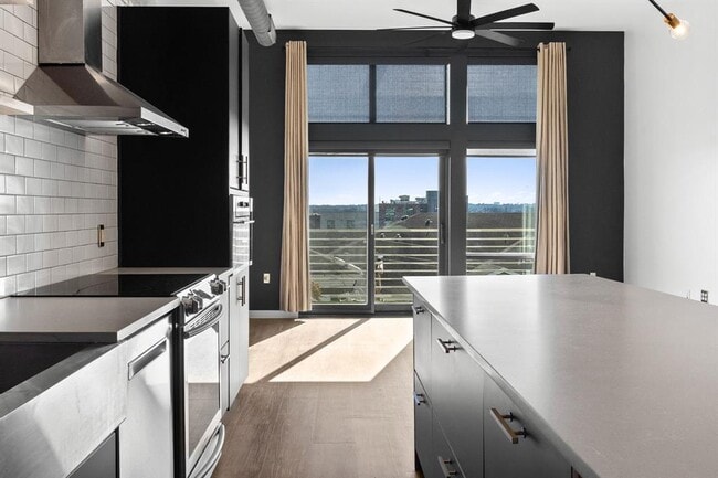 Building Photo - 2124 E 6th St