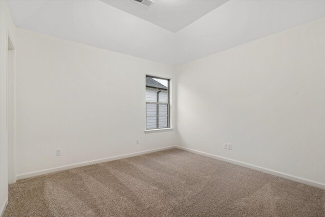 Building Photo - 300 Maple St