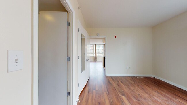 Building Photo - Spacious 1,000 Square Foot Two Bedroom Con...