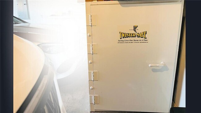 Building Photo - 402 SW Arch St