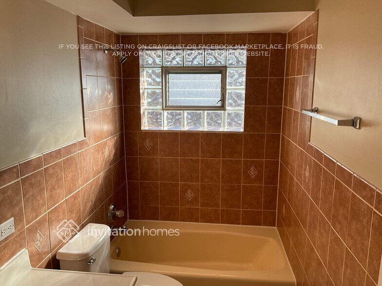 Building Photo - 439 W Lake Park Dr