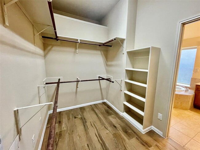 Building Photo - 2115 Mooncrest Dr