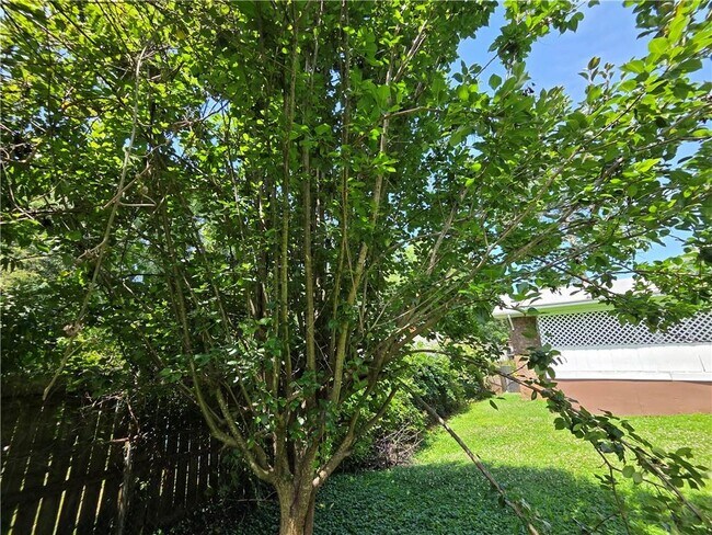 Building Photo - 6684 Londonderry Dr