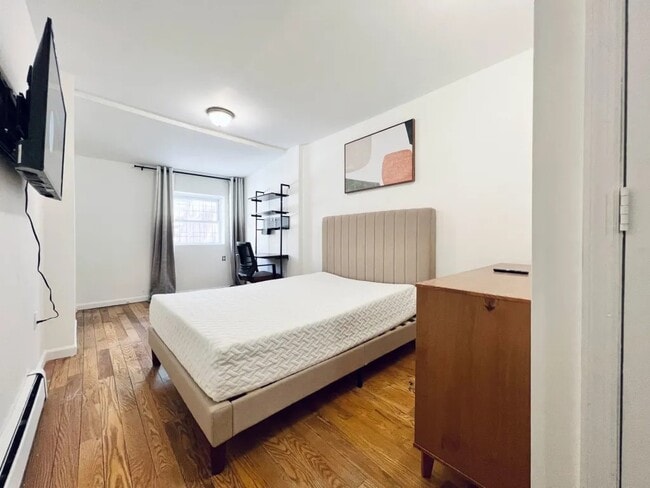 Building Photo - Furnished room/NOT APARTMENT