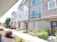 Building Photo - 3 Bd 3.5 Bath 2 Car Garage Townhome in Sandy