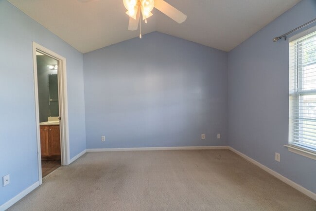 Building Photo - Townhome in a great location!