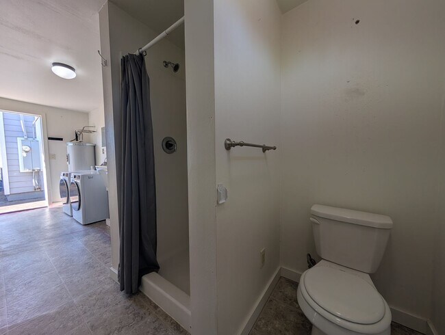 Building Photo - Fantastic 2-Bedroom, 2-Bath Home With Bonus Space!