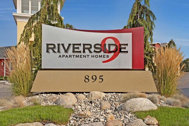 Building Photo - Riverside 9
