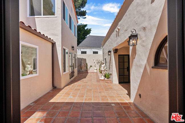 Building Photo - 1527 N Beverly Dr