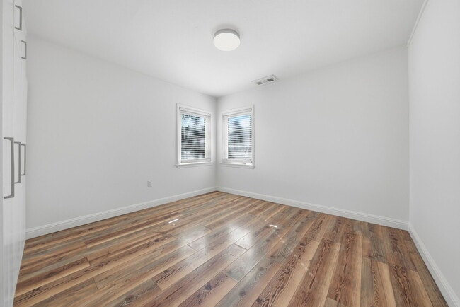 Building Photo - 1047 Riverton Dr