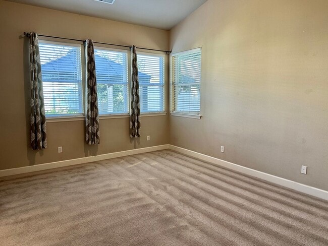 Building Photo - $2,295 Locan & Gettysburg, 4 Bedroom Home - Rialto Ave, Clovis