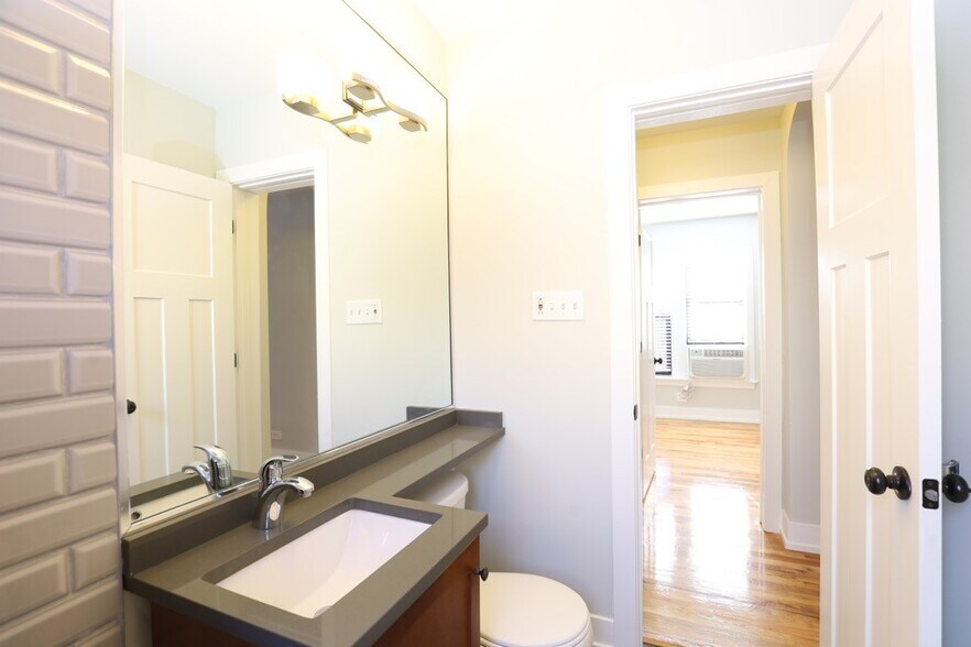 Building Photo - 556 W Arlington Pl