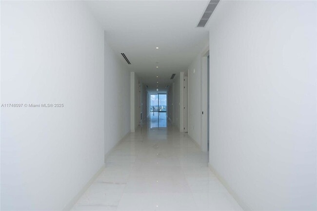 Building Photo - 300 Biscayne Blvd Way