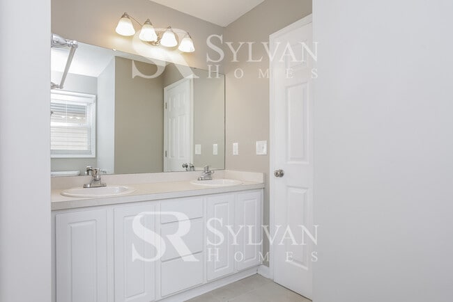 Building Photo - Charming 3 BR, 2.5 BA home awaits new residents